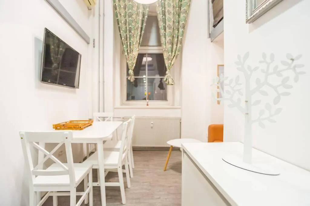 Apartma N'Poznam Tobacna Ljubljana 0*,