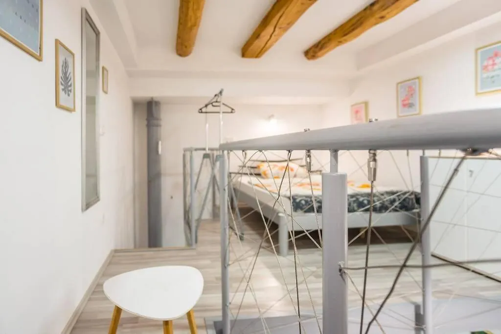 Apartma N'Poznam Tobacna Ljubljana 0*,